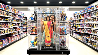 Toy_Figurine_Comes_Alive_In_Store